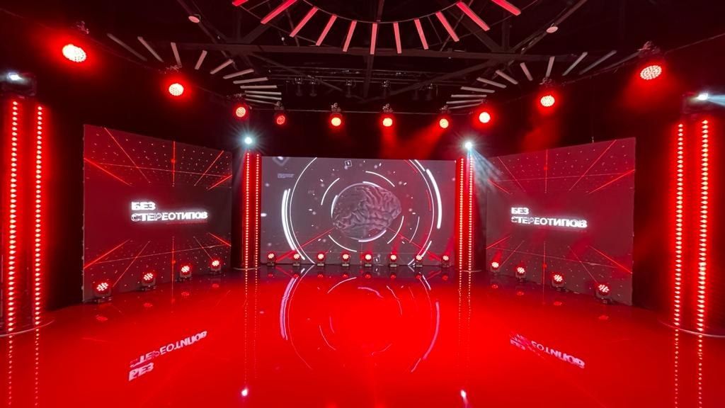 Студия шоу в красном свете с LED-экранами